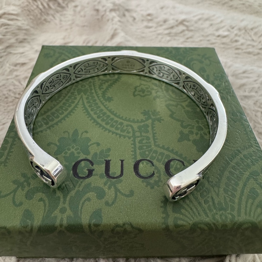 Gucci‎ Silver Cuff with Iconic Emblem Bracelet - Picture 4 of 8